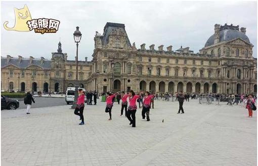 中国大妈们在卢浮宫跳广场舞! 图片_hao123网